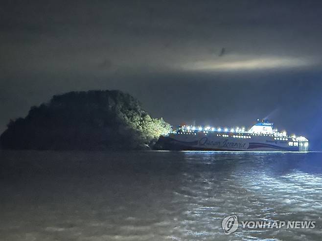 신안 장산도 해상서 좌초된 대형 여객선 (신안=연합뉴스) 19일 오후 8시 17분께 전남 신안군 장산면 장산도 인근 해상에서  267명이 탄 여객선이 좌초됐다. 해경은 경비정을 급파해 승객들을 목포로 이송하고 있다. 2025.11.19 [독자 제공. 재판매 및 DB 금지] areum@yna.co.kr