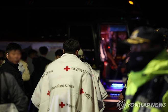 무사 구조된 퀸제누비아2호 탑승객들 (목포=연합뉴스) 정다움 기자 = 20일 새벽 전남 목포시 목포해양경찰서 전용 부두로 여객선 퀸제누비아2호 탑승객들이 구조돼 버스로 향하고 있다.
    267명이 탑승한 퀸제누비아2호는 19일 오후 8시 17분께 전남 신안군 장산도 남방 족도에 좌초됐다. 2025.11.20 daum@yna.co.kr