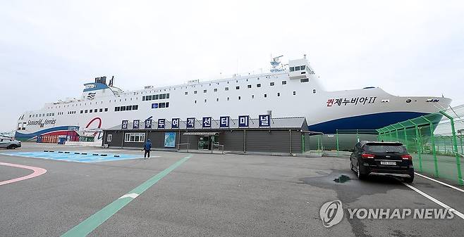 좌초했다가 돌아온 퀸제누비아2호 (목포=연합뉴스) 천정인 기자 = 20일 오전 전남 목포시 삼학부두에서 2만6천t급 여객선 퀸제누비아2호가 정박해 있다. 퀸제누비아2호는 전날 신안군 장산면에 있는 족도(무인도)에 좌초됐다가 9시간여만에 입항했다. 이 여객선에 타고 있던 승객 246명·승무원 21명 등 267명 전원 무사 구조됐으나 좌초 충격으로 일부가 경미한 통증을 호소해 병원으로 옮겨졌다. 2025.11.20 iny@yna.co.kr