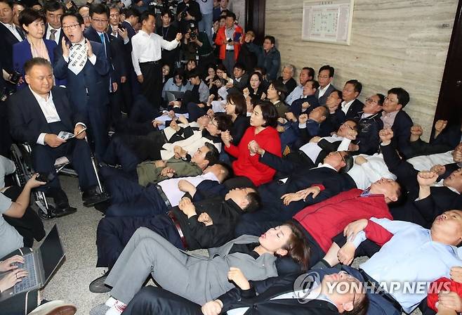 '패트 충돌' 황교안·나경원·이종걸 등 여야 의원 28명 기소 (서울=연합뉴스) 국회 패스트트랙 충돌 사건을 수사한 검찰이 2일 자유한국당 황교안 대표, 나경원 전 원내대표와 더불어민주당 이종걸 의원 등 여야 의원 28명, 보좌진·당직자 8명 등 총 37명을 불기소 또는 약식 기소했다.  
    사진은 지난 2019년 4월 26일 나경원 원내대표 등 자유한국당 의원들이 사법개혁특위가 열리는 국회 회의실 앞에 드러누워 이상민 위원장 등 참석자 진입을 막는 모습.  2020.1.2   [연합뉴스 자료사진] photo@yna.co.kr