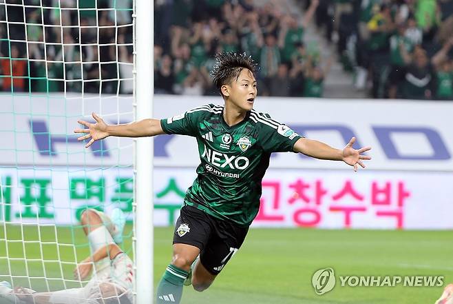 자책골 유도한 이승우, 환호 (전주=연합뉴스) 나보배 기자 = 17일 전북 전주월드컵경기장에서 열린 하나은행 K리그1 2025 전북현대와 수원FC의 경기. 자책골을 유도한 이승우가 기뻐하고 있다. 2025.6.17 warm@yna.co.kr