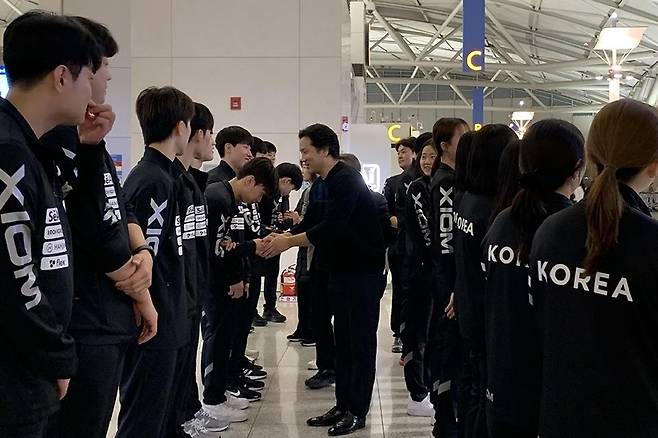 출국하는 탁구 청소년 대표팀 선수 격려하는 이태성 탁구협회장(중앙) [대한탁구협회 제공. 재판매 및 DB 금지]