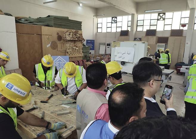 코이카, 이라크에서 청년 취업 역량 강화 코이카가 지원한 이라크 니나와주 모술시에 위치한 니나와 직업훈련원에서 학생들이 가구 제작 기술을 배우고 있다. [코이카 제공. 재판매 및 DB 금지]