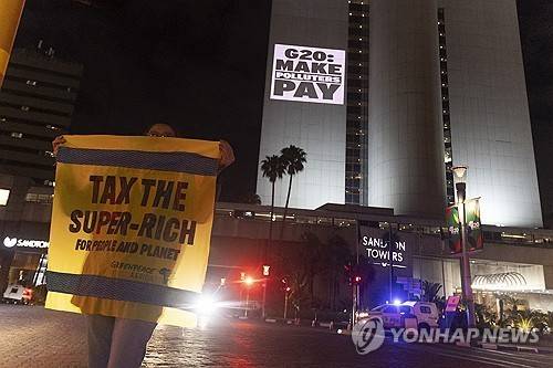 19일(현지시간) 요하네스버그 시내의 그린피스 피켓 시위 [EPA 연합뉴스 자료사진 재판매 및 DB 금지]