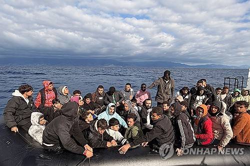 지난 18일 크레타섬 남부 해안에서 구조된 이주민들 [AFP 연합뉴스 자료사진. 재판매 및 DB 금지]