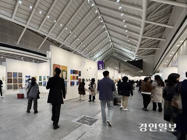 지난 20일 오후 인천 송도컨벤시아에서 열린 ‘인천아트쇼 2025’ 전시장 모습. 2025.11.20 /박경호기자 pkhh@kyeongin.com