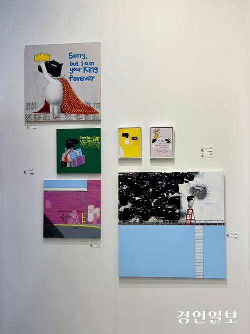 지난 20일 오후 인천 송도컨벤시아에서 열린 ‘인천아트쇼 2025’ 전시장 내 ‘갤러리 무모’ 부스에서 전시하고 있는 김정인 작가 작품들. 2025.11.20 /박경호기자 pkhh@kyeongin.com