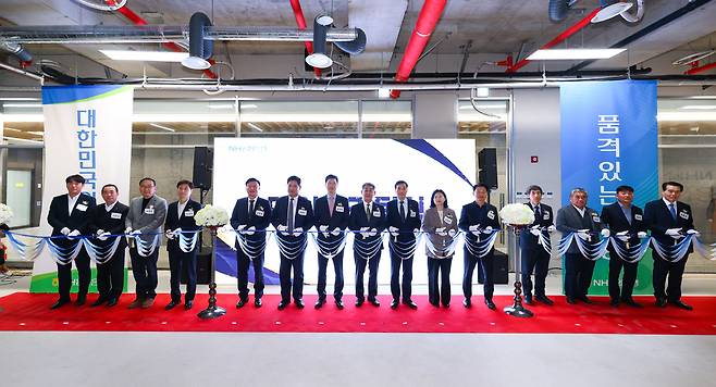 ▲ 21일 열린 NH농협은행 부평금융센터 준공식에 정해권 인천시의회 의장, 유경희 인천시의회 문화복지위원장, 오승철 NH농협은행 인천본부장 등 주요 내빈과 지역농협 조합장, 지역사회 관계자들이 참석했다. /사진제공=NH농협은행 인천경영지원단