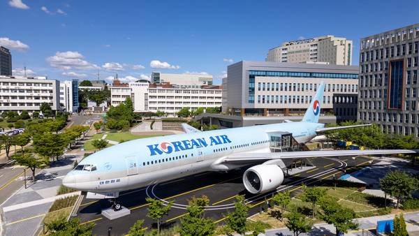 인하공업전문대학 보잉777 항공실습관 전경. 2023년 4월부터 김포공항에서 10개로 분해돼 심야 운송 작업을 거쳐 지난 9월 인하공전 캠퍼스에 자리를 잡았다. [사진=인하공업전문대학]