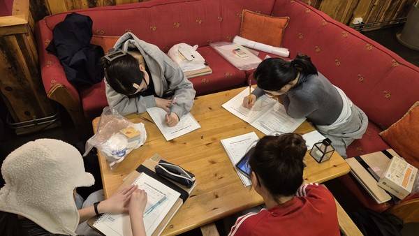 북극탐사 기간 동안 학생들은 꼼꼼히 활동일지를 작성했다. 향후 일지들을 토대로 책을 출간했다. [사진=인천시교육청]