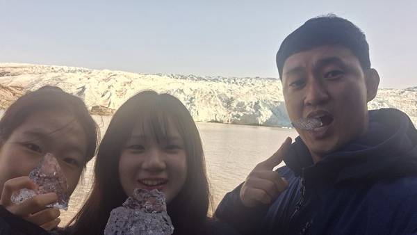 노르웨이 스발바르 얀마옌 제도 스피츠베르겐 섬 인근에서 만난 수만년 전 빙하 맛은 그저 차가운 맹물 맛이었다. [사진=인천시교육청]&nbsp;