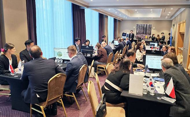 대전테크노파크와 대한무역투자진흥공사(KOTRA)가 공동으로 파견한 방산 사절단이 지난 13일 폴란드 바르샤바에서 열린 '방위산업 기술 비즈니스 교류'에서 1521만 달러 규모의 상담 성과를 올렸다. 사진=대전TP 제공