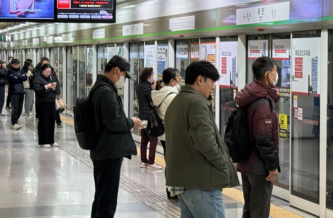 21일 오전 8시쯤 찾은 대구 도시철도 2호선 죽전역. 이날 오전 9시부터 예정된 노조의 파업이 전인 만큼 출근길 풍경은 평소와 크게 다르지 않았다. 구경모 기자