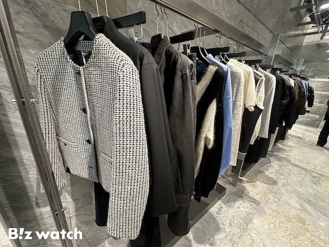 지이크 서촌 하우스에 전시된 '서촌 라인'의 여성복. / 사진=정혜인 기자 hij@