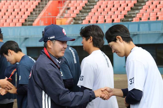 김원형 두산베어스 감독이 마무리캠프를 마친 선수들과 악수를 나누고 있다. 사진=두산베어스