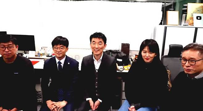 김용현 변호인인 이하상 변호사(가운데)가 권유현 변호사(왼쪽 두번째)와 함께 지난 19일 유튜브 채널 ‘진격의 변호사들’에 나와 이진관 부장판사를 향해 욕설을 섞어 비난하는 방송을 진행했다./사진=유튜브 ‘진격의 변호사들’ 캡처