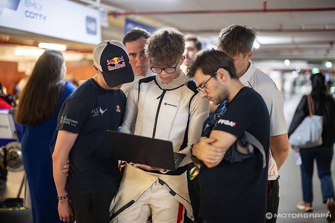 팀원들과 주행 데이터를 분석중인 토마스 베어먼. 하스 F1팀 올리버 베어먼의 동생이다.