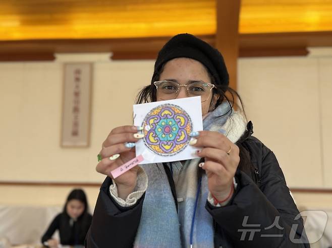 모로코 출신의 참여객이 본인이 색칠한 단청 무늬를 보여주고 있다. ⓒ News1 윤슬빈 관광전문기자
