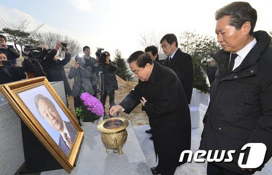 지난 2016년 1월 1일 당시 더불어민주당 문희상 의원 등 당 의원들이 서울 동작구 국립현충원에서 故 김영삼 전 대통령 묘소를 찾아 분향을 하고 있다. 2016.1.1/뉴스1 ⓒ News1 신웅수 기자