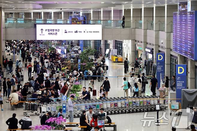 지난 10월 인천국제공항 입국장이 여행객들로 북적이고 있다.. 2025.10.9/뉴스1 ⓒ News1 황기선 기자