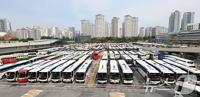 추석 연휴를 하루 앞둔 2일 오후 서울 서초구 고속버스터미널에 귀성객들을 수송할 버스가 줄지어 세워져 있다. 2025.10.2/뉴스1 ⓒ News1 장수영 기자