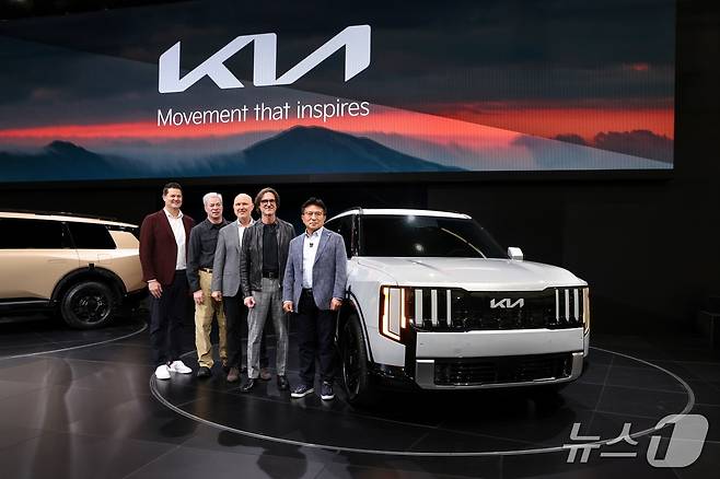 형 텔루라이드 앞에서 기아 북미권역 관계자들이 기념촬영을 하고 있다. 왼쪽부터 기아 미국법인 영업담당 상무 에릭 왓슨, 기아 미국법인 마케팅담당 상무 러셀 와거, 기아 미국법인 상품담당 디렉터 오스 헤드릭, 기아 미국 디자인센터 수석 디자이너 탐 컨스, 기아 북미권역본부장 윤승규 부사장. (기아 제공)