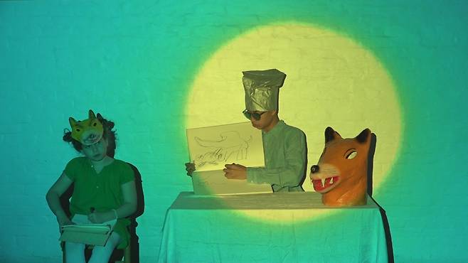 조안 조나스, 〈시내, 강, 비행, 무늬 III〉, 2016/2017 (여정), 설치: 3채널 비디오, 컬러, 유성, 14개의 차이나 마커 드로잉, 종이연 가변 크기, ⓒ 조안 조나스/뉴욕 글래드스톤 갤러리 제공