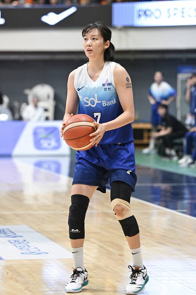 신한은행 신지현이 21일 인천 도원체육관에서 열린 BNK금융 2025~2026 여자프로농구 정규리그 1라운드 하나은행과 경기에서 3점슛을 던지고 있다. 사진 | WKBL