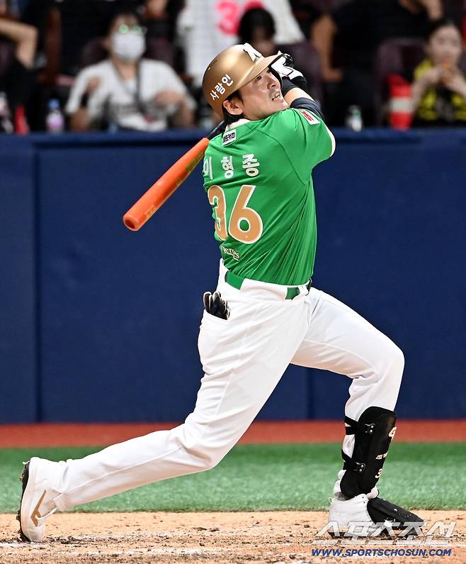 24일 고척스카이돔에서 열린 KIA와 키움의 경기, 키움 이형종이 타격을 하고 있다. 고척=허상욱 기자wook@sportschosun.com/2025.09.24/