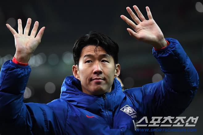 18일 서울월드컵경기장에서 열린 대한민국과 가나의 A매치 평가전. 경기 종료 후 손흥민이 팬들에게 인사를 건네고 있다. 상암=박재만 기자 pjm@sportschosun.com/2025.11.18/