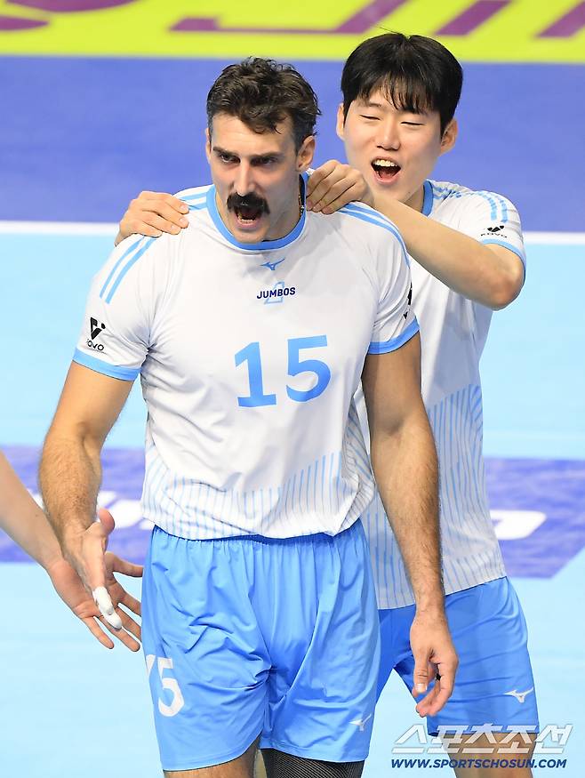 21일 인천 계양체육관에서 열린 V리그 대한항공-OK저축은행전. 대한항공 러셀이 서브에이스로 1세트를 끝내자 김민재가 어깨를 주물러주고 있다. 인천=정재근 기자 cjg@sportschosun.com/2025.11.21/
