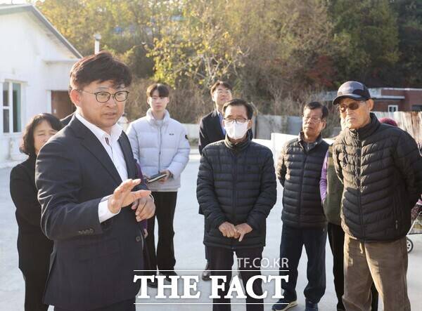 최충규 대덕구청장(사진 왼쪽)이 21일 신일동 지수마을을 방문해 도시가스 공급 공사 관련 당부를 전하고 있다. /대덕구