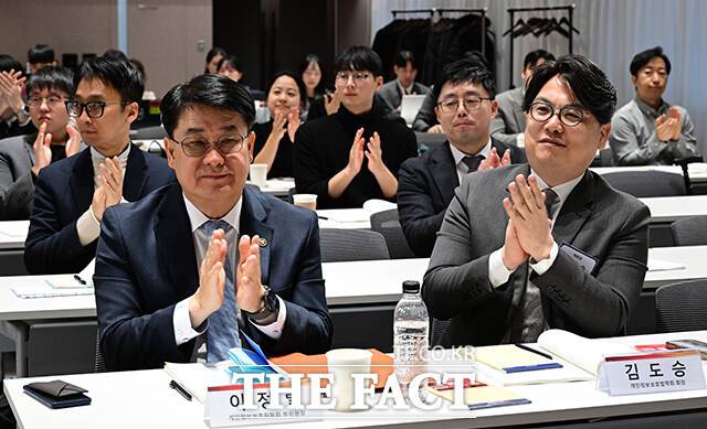 이정렬 개인정보보호위원회 부위원장과 김도승 개인정보보호법학회 회장이 21일 오후 서울 종로구 크레센도빌딩에서 개인정보보호법학회 주최로 열린 '인공지능 대전환 시대 개인정보보호법의 재설계'에 참석해 박수를 치고 있다. /임영무 기자