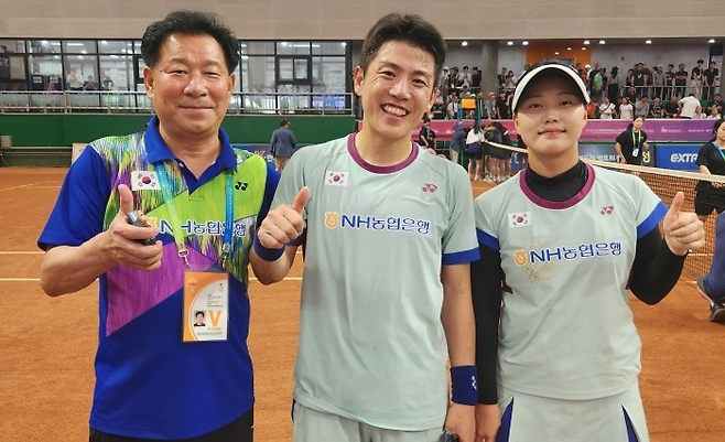 지난해 안성 세계 선수권에서 혼합복식에서 우승한 김범준과 문혜경. 김백수 당시 대표팀 감독. 대한정구협회 제공
