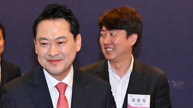 20일 서울 여의도 FKI플라자에서 열린 ‘2025 코라시아 포럼’ 행사에 참가한 국민의힘 장동혁(왼쪽) 대표와 개혁신당 이준석 대표. 범야권에선 내년 6·3 지방선거를 앞두고 국민의힘과 개혁신당이 합당 또는 연대해야 한다는 ‘보수 통합론’이 제기되고 있다/뉴스1