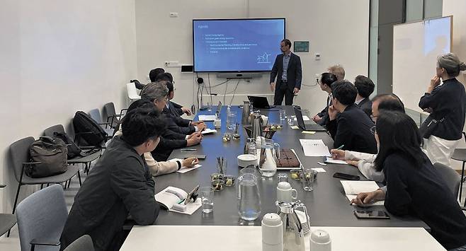 인천도시공사는 신재생에너지사업 역량 강화를 위해 국내외 신재생에너지 선진사례를 벤치마킹하고 있다. 사진은 덴마크에너지청 방문 당시 모습. /인천도시공사 제공