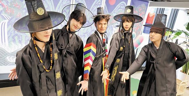 관광객들이 인기 콘텐츠인 ‘케이팝 데몬 헌터스’ 테마 소품을 착용하고 포토존을 즐기고 있다. /서울관광재단 제공