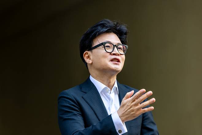 한동훈 전 대표가 2025년 11월 19일 서울 광화문 인근 한 카페에서 본지와 인터뷰를 갖고 있다. /김지호 기자