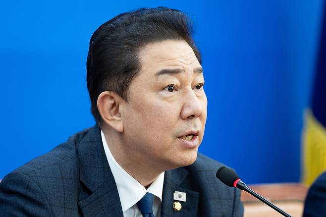 김병기 더불어민주당 원내대표가 18일 서울 여의도 국회에서 열린 원내대책회의에서 모두 발언을 하고 있다./뉴스1
