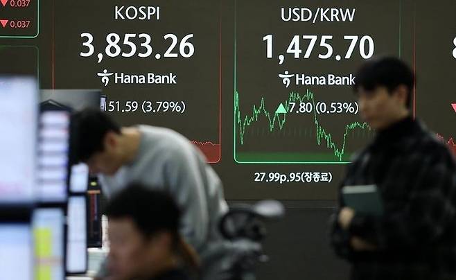 21일 서울 하나은행 본점 딜링룸에서 딜러들이 업무를 보고 있다.ⓒ연합뉴스