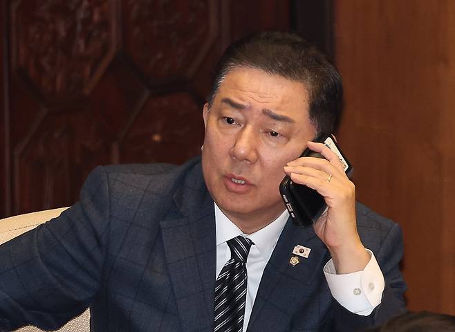 김병기 더불어민주당 원내대표가 13일 오후 서울 여의도 국회에서 열린 본회의에서 통화를 하고 있다. 2025.11.13 뉴시스