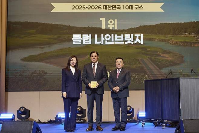 21일 조선팰리스서울강남호텔에서 열린 '2025~2026 대한민국 30대 코스 시상식'에서 국내 최고 골프코스로 선정되는 영예를 안은 안명훈 나인브릿지 대표(가운데)가 퍼시픽링스코리아 왕월 회장(오른쪽), 장옥영 대표이사와 포즈를 취하고 있다. 퍼시픽링스코리아 제공