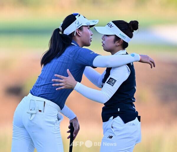 우승상금 400만달러가 걸린 미국여자프로골프(LPGA) 투어 2025시즌 최종전 CME그룹 투어 챔피언십에 출전한 세계랭킹 1위 지노 티띠꾼(태국)과 2025년 LPGA 신인상을 차지한 세계 3위 루키 야마시타 미유(일본)가 1라운드에서 동반 플레이를 끝낸 모습이다. 사진제공=ⓒAFPBBNews = News1 (사진을 무단으로 사용하지 마십시오.)