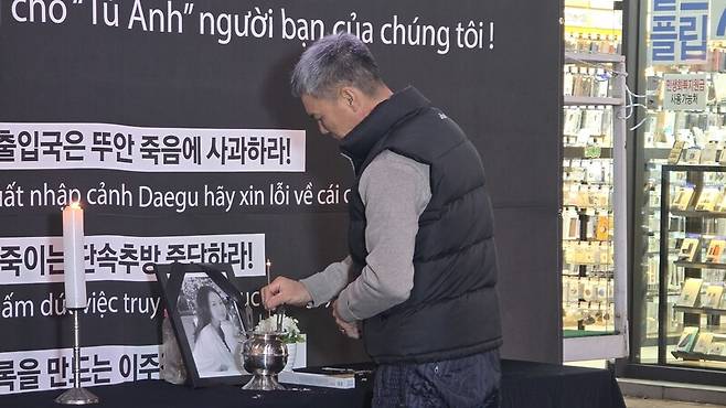 지난 20일 저녁 대구시 중구 씨지브이(CGV)대구한일 극장 앞에서 베트남 유학생 고 뚜안(가명·25)의 영정 사진 앞에서 아버지 부반숭(48)이 향을 피우고 있다. 김규현 기자