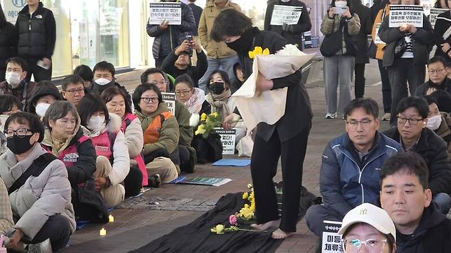 지난 20일 저녁 대구시 중구 씨지브이(CGV)대구한일 극장 앞에서 베트남 유학생 고 뚜안(가명·25)을 추모하는 촛불집회가 열렸다. 김규현 기자