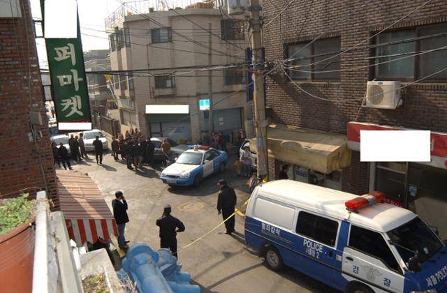 서울경찰청 광역수사단 형사기동대는 21일 브리핑을 열고 20년 미제 사건이었던 신정동 연쇄살인 피의자를 특정했다고 밝혔다. 사진은 2005년 사건 발생 당시 경찰이 현장 수사를 하는 장면. 서울경찰청 광수단 형사기동대 제공