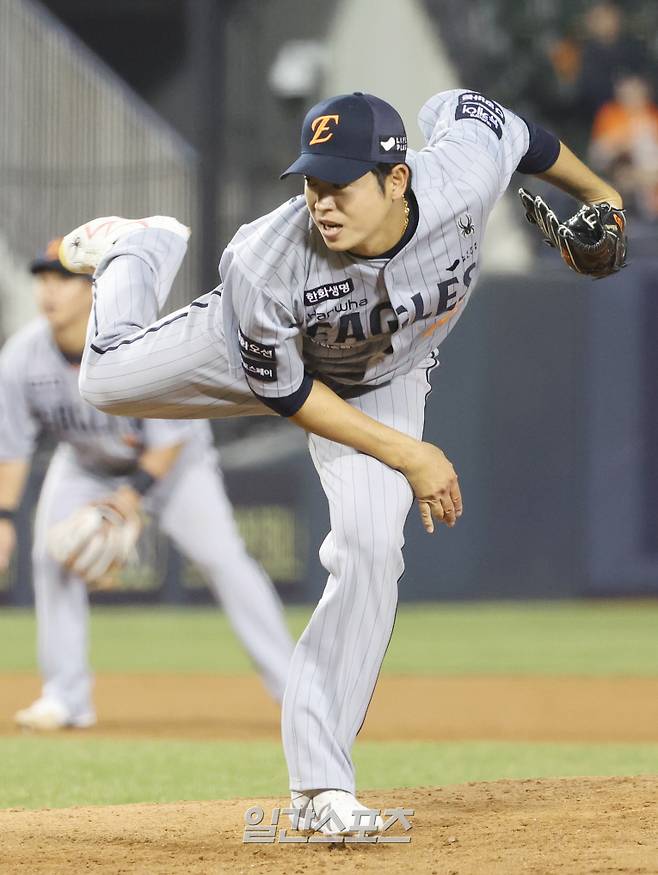 2025 KB0리그 프로야구 LG 트윈스와 한화 이글스의 경기가 26일 오후 서울 잠실야구장에서 열렸다. 5회말 2사 이태양이 구원등판해 공을 던지고 있다. 잠실=김민규 기자 /2025.03.26/