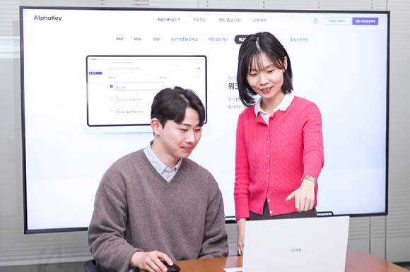 사진은 LG유플러스 직원들이 워크플로우 스튜디오 등 알파키의 주요 기능을 소개하고 있는 모습. [사진=LGU+]