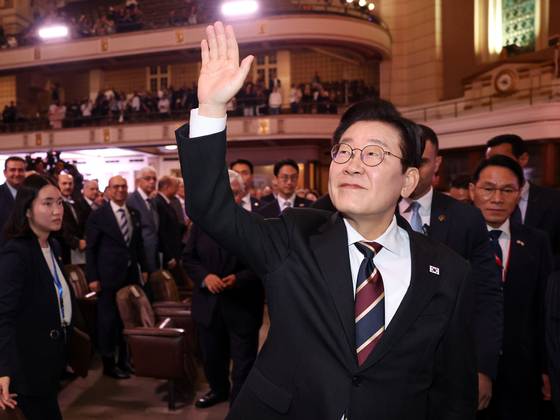 이재명 대통령이 20일(현지시간) 이집트 카이로 대학에서 연설을 마친 뒤 손을 들어 인사를 하고 있다. 전민규 기자