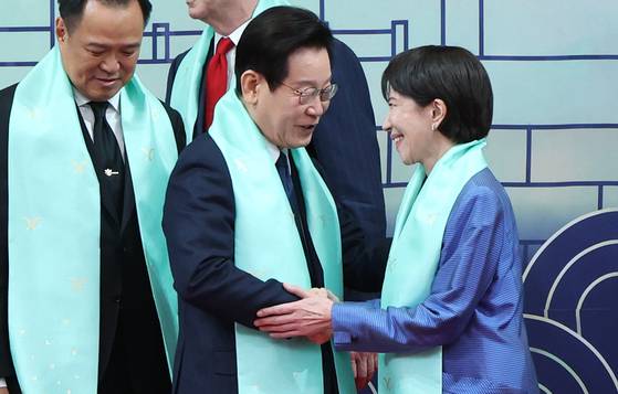 이재명 대통령이 지난 1일 경주화백컨벤션센터(HICO)에서 열린 2025 아시아태평양경제협력체(APEC) 정상회의 기념촬영에서 다카이치 사나에 일본 총리와 인사하고 있다. [대통령실사진기자단]